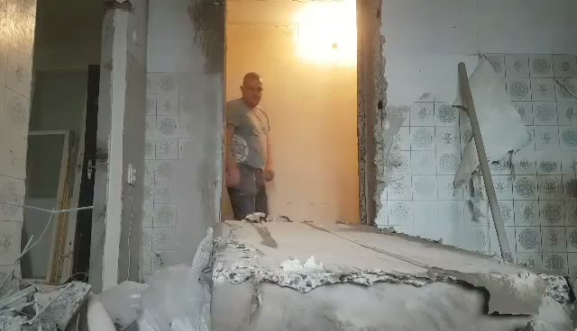 Video eines großformatigen Wanddurchbruchs in Stahlbeton mit kontrollierter Entfernung des herausgetrennten Bauteils.