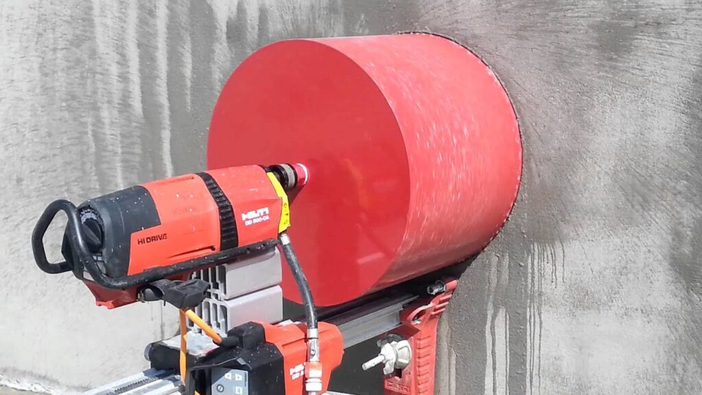 Großdurchmesser-Kernbohrung durch eine Betonwand mit Bohrständer und automatischem Vorschub