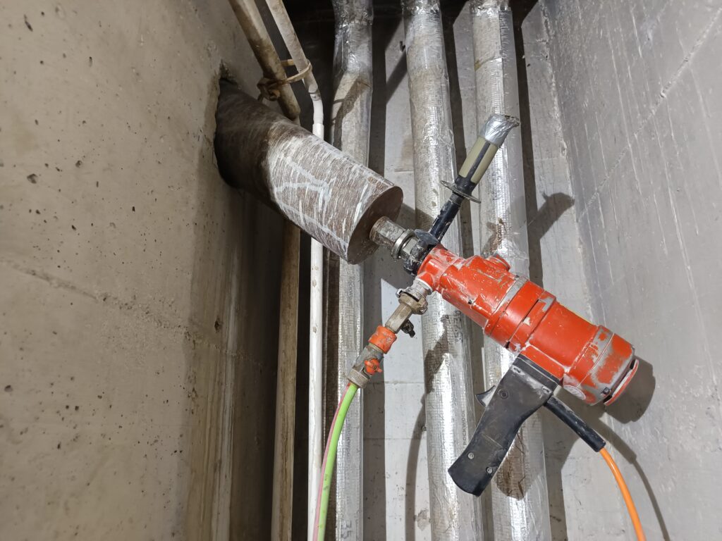 Nasskernbohrung Ø130 schräg durch eine Stahlbetonwand