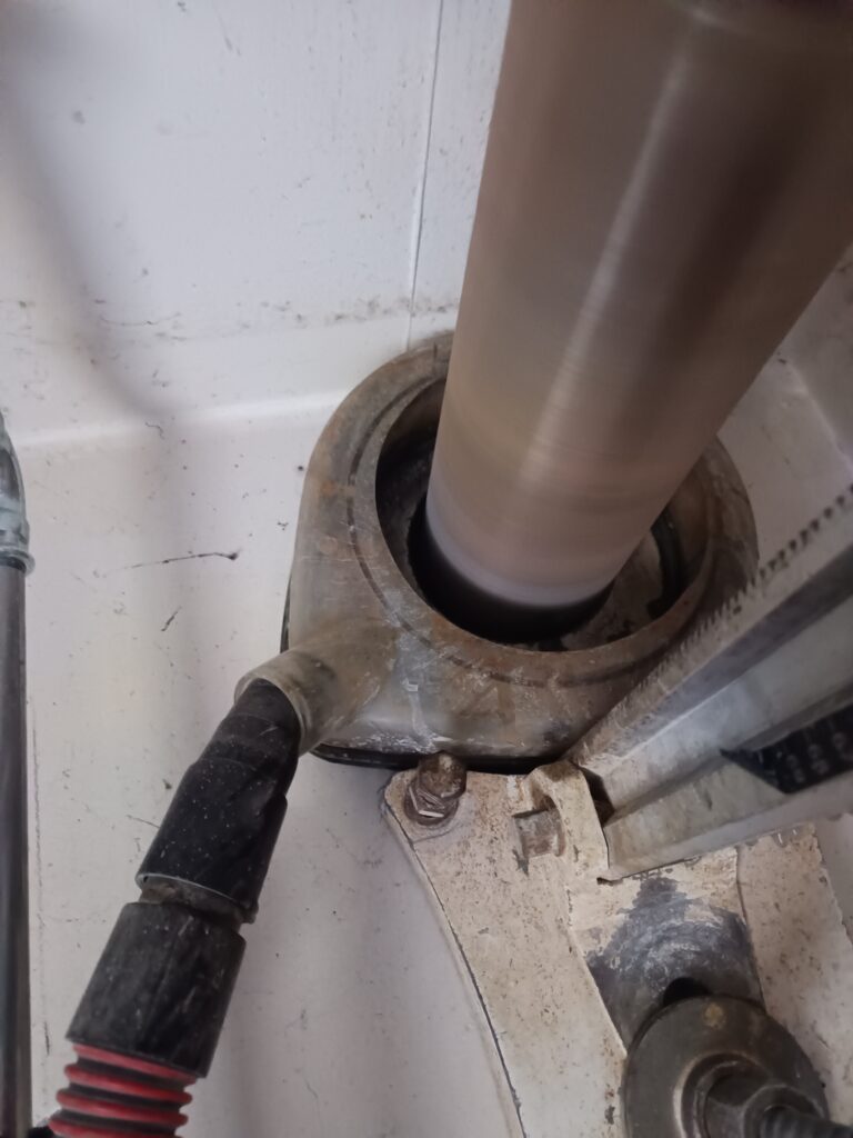 Nasskernbohrung durch eine Betonwand mit Wasserfangring