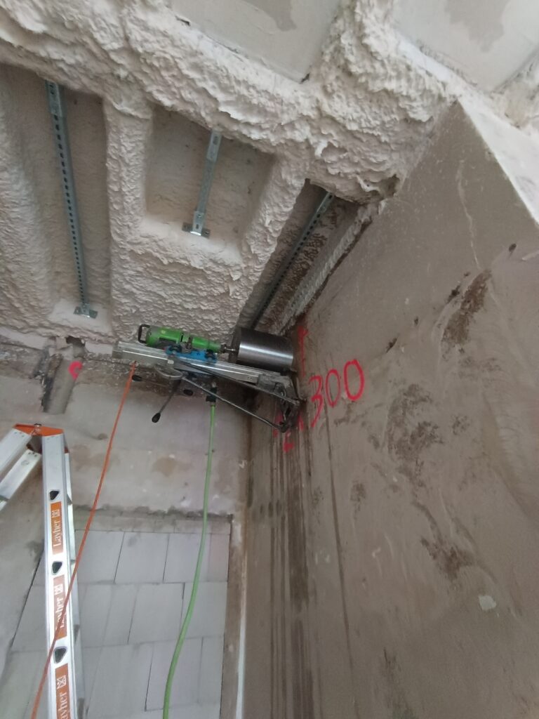 Diamantbohrung in hoher Position. Die Bohrkrone arbeitet geführt an einem hoch gelegenen Bohrpunkt.