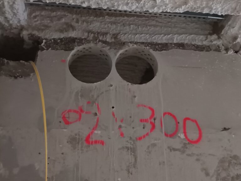 Paar ausgeführter Kernbohrungen. Zwei runde Öffnungen sind nach Abschluss der Bohrarbeiten sichtbar.