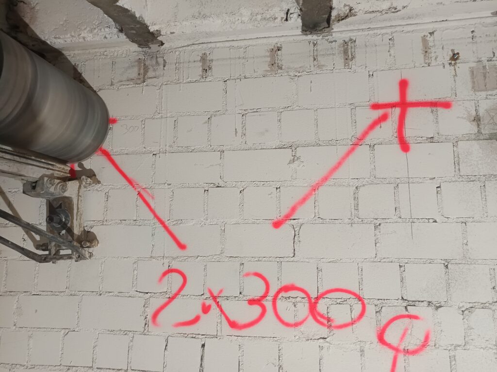 Zwei Kernbohrungen Ø300 in Mauerwerk