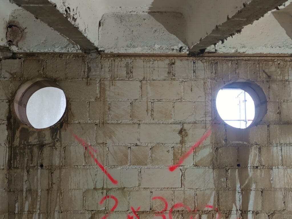 Zwei fertige Kernbohrungen Ø300 in Mauerwerk