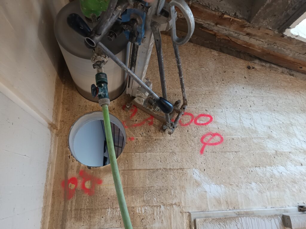 Kernbohrung Ø300 in Stahlbeton – eine Bohrung fertig, eine weitere in Ausführung.