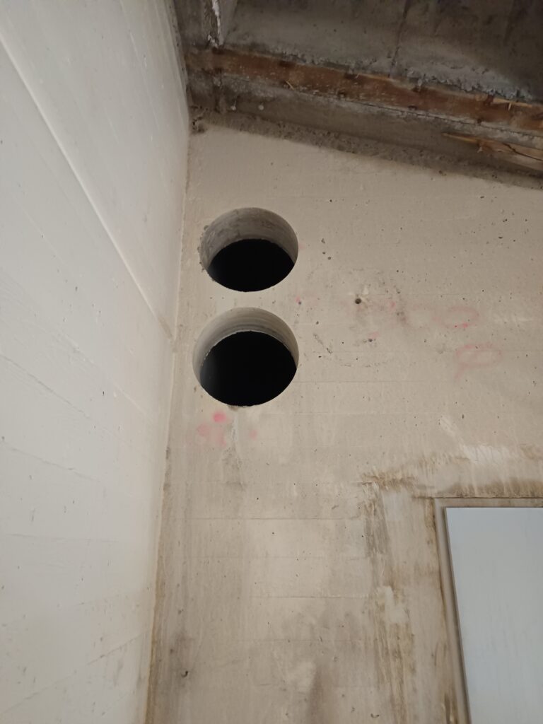 Zwei fertige Kernbohrungen Ø300