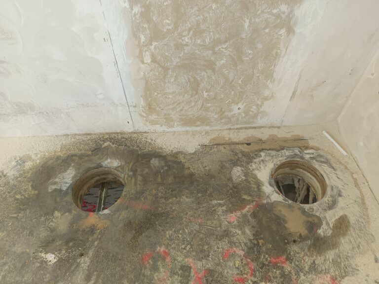Zwei ausgeführte runde Öffnungen. Zwei runde Öffnungen sind nach der Bohrung im Innenausbau sichtbar.