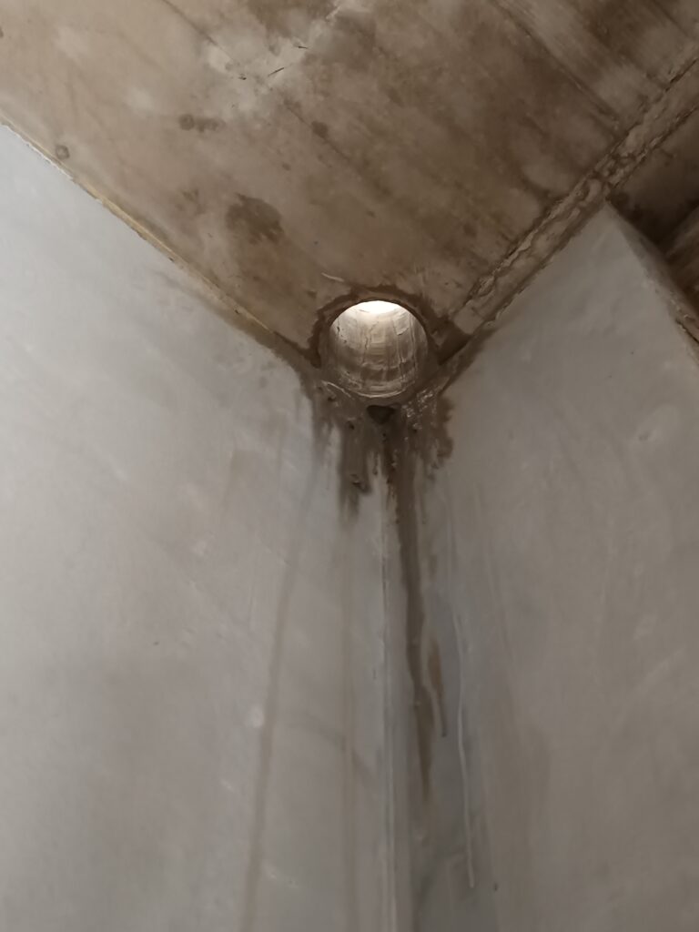 Runde Öffnung im Eckbereich. Eine ausgeführte runde Öffnung liegt in einem engen Wand- und Deckenbereich.