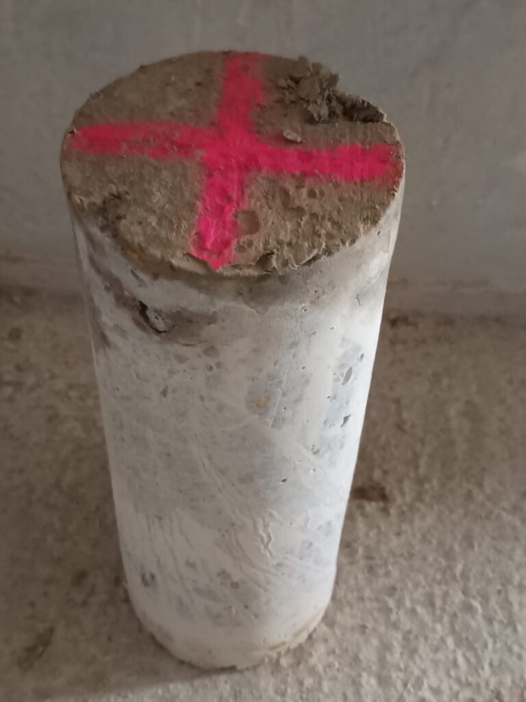 Bohrkern als Arbeitsergebnis. Ein entnommener Kern zeigt Form und Materialstruktur nach der Bohrung.