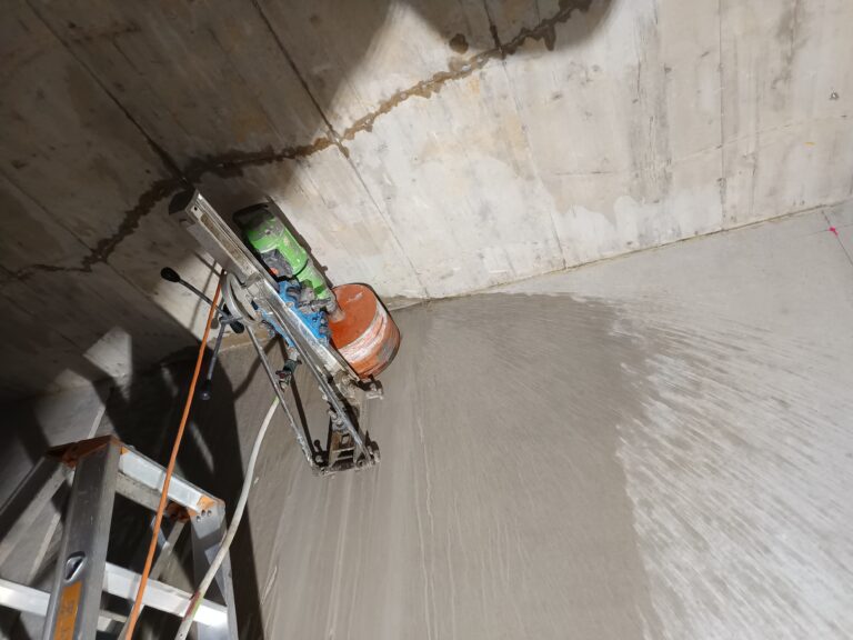 Bohrständer an Decke und Wand. Die komplette Bohranlage ist für eine großformatige Bohrung im Rohbau eingerichtet.