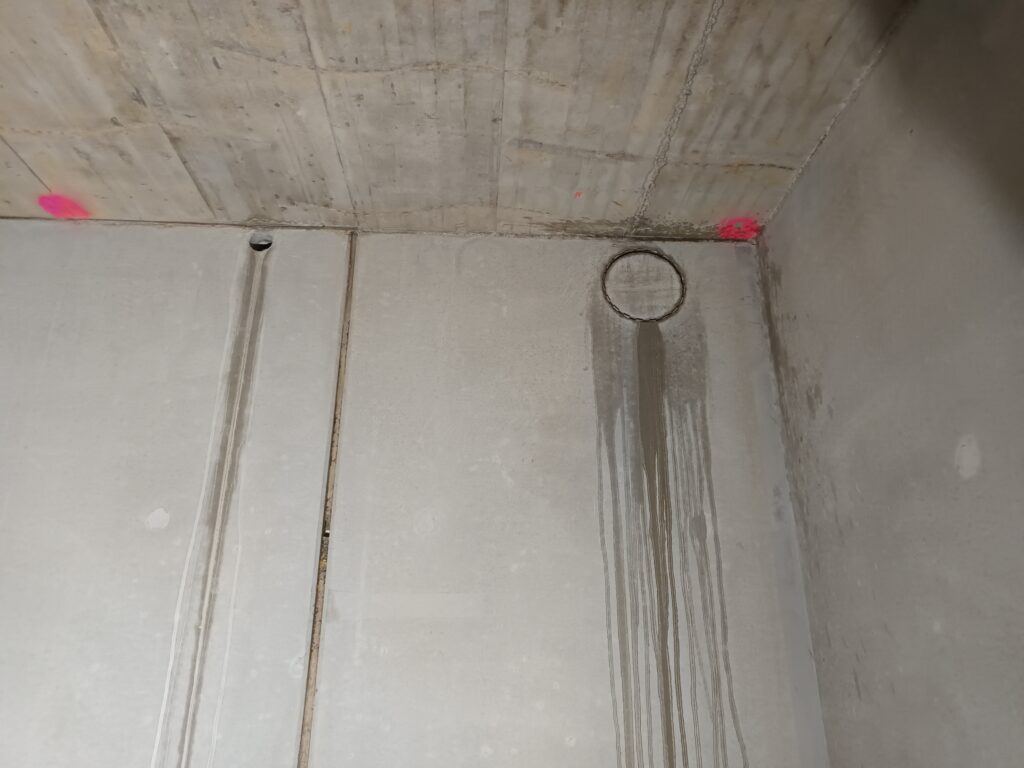 Kernbohrungen Ø80 und Ø300 in einer Stahlbetonwand