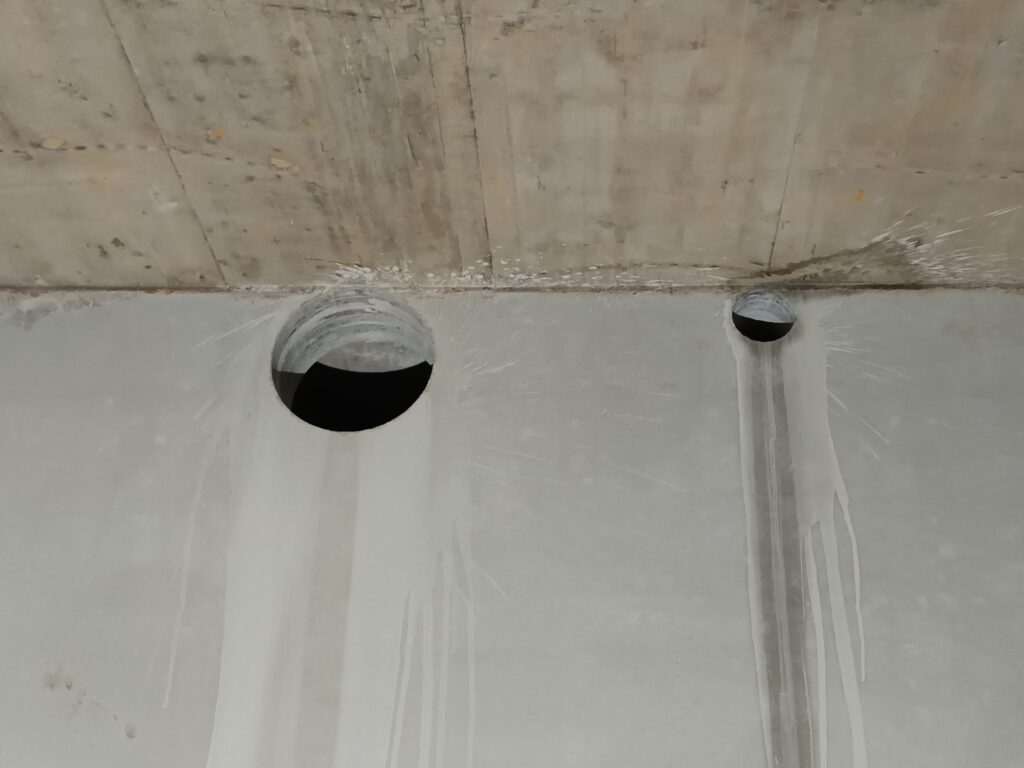 Kernbohrungen Ø120 und Ø300 in einer Stahlbetonwand