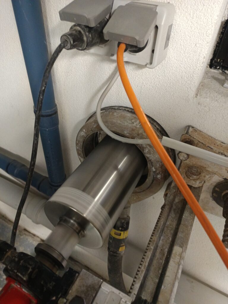 Kernbohrung Ø120 in Betonwand mit Wasserfangring