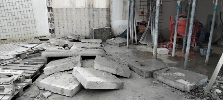 Ausgeschnittene Betonsegmente nach Fugenschneidarbeiten an einer Betondecke in Esslingen, Region Stuttgart