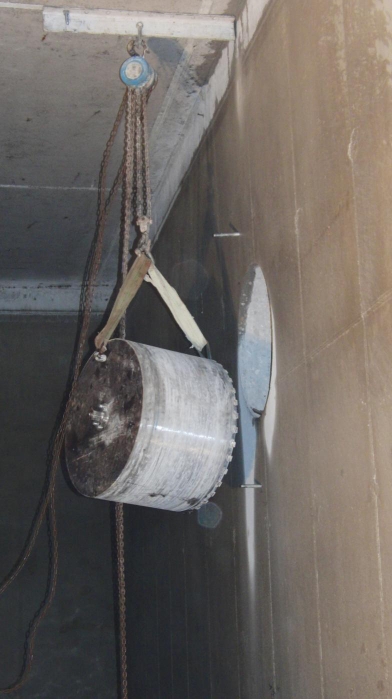 Kernbohrung Ø600 mit per Hebetechnik gesicherter Bohrkrone an einer Wand